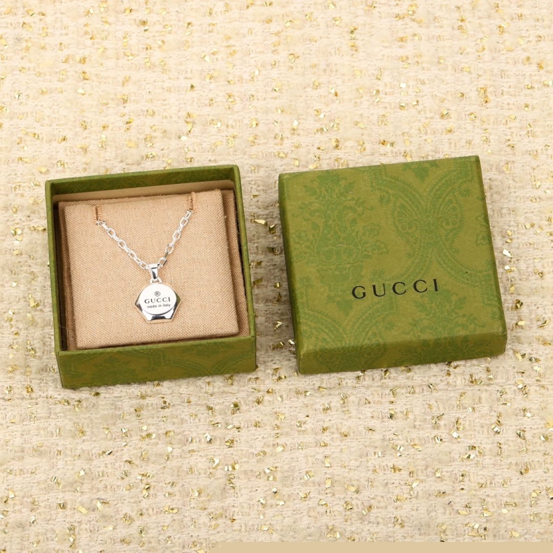 G*u*i necklaces